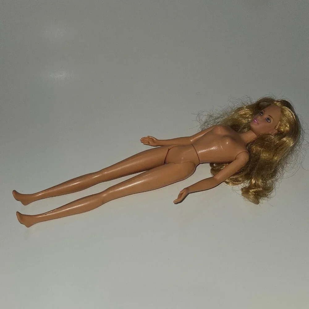 Barbie Doll Wavy Blonde Hair Swivel Waist Blue Eyes Pink Lips Nude Mattel 1995